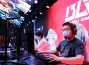 雷火竞技-Rookie回归赛场，势不可挡首场状态亮眼，DWG观众沸腾！的简单介绍